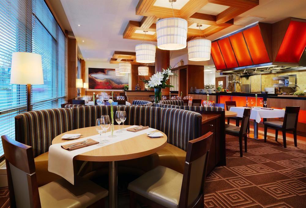 Sheraton Poznan Hotel Εξωτερικό φωτογραφία Interior of a restaurant