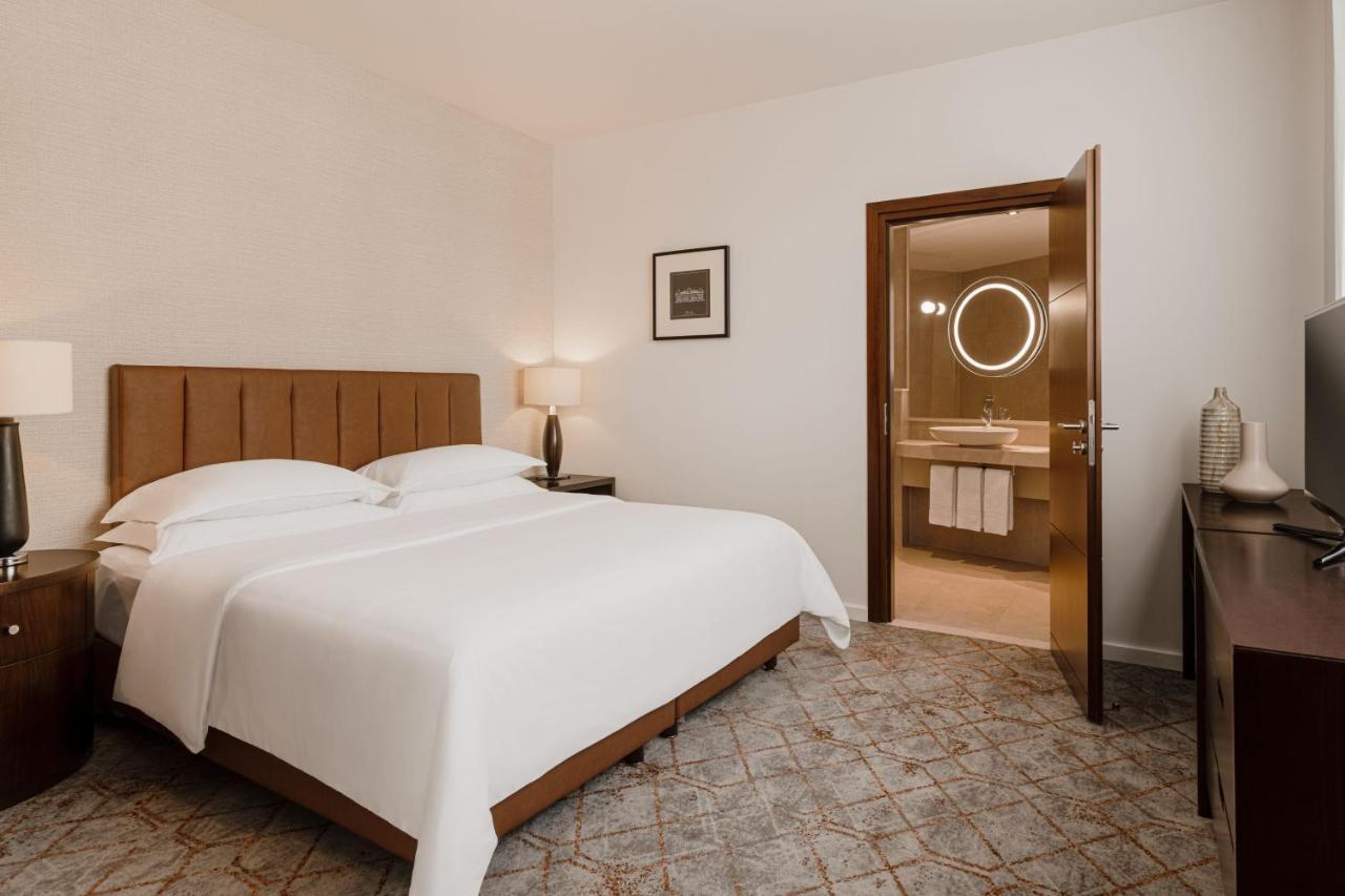 Sheraton Poznan Hotel Εξωτερικό φωτογραφία A bedroom at the hotel