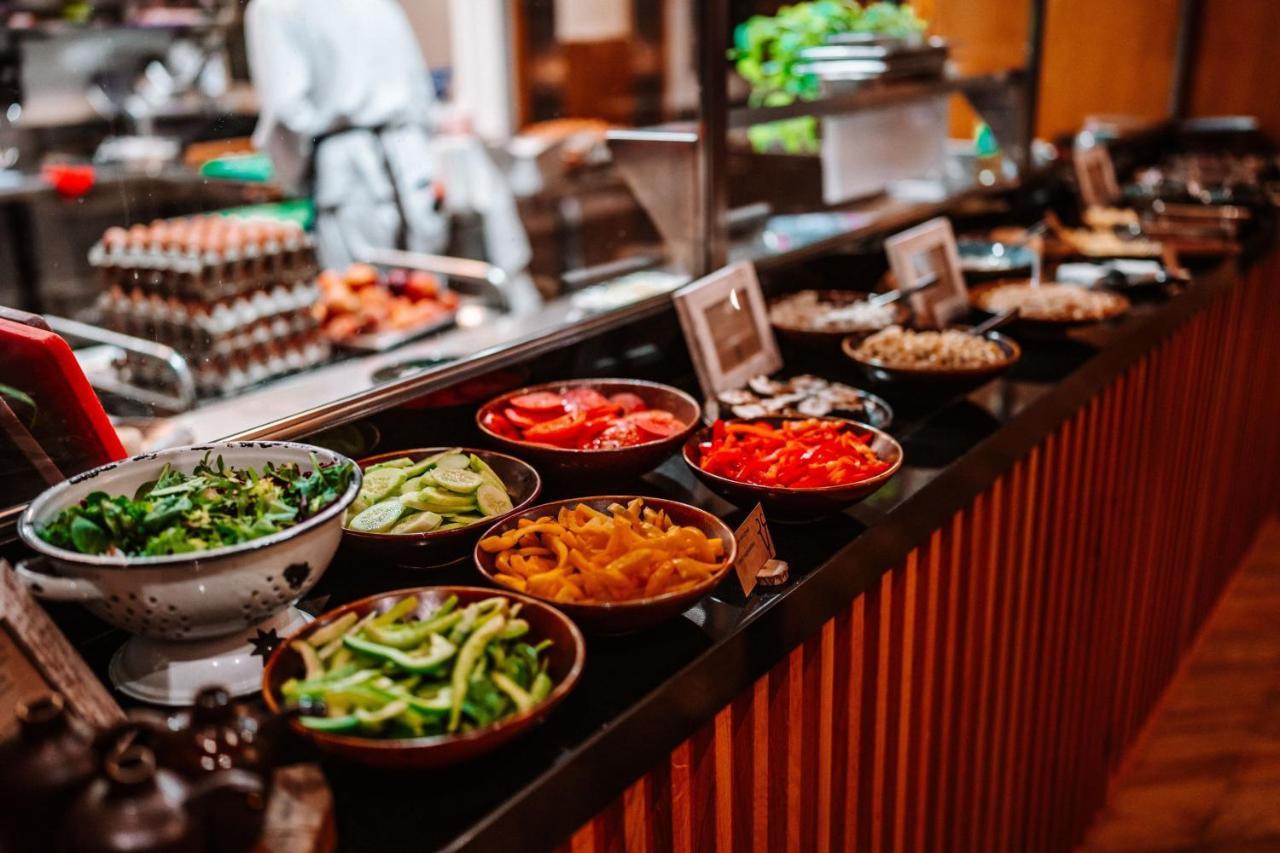 Sheraton Poznan Hotel Εξωτερικό φωτογραφία A salad bar