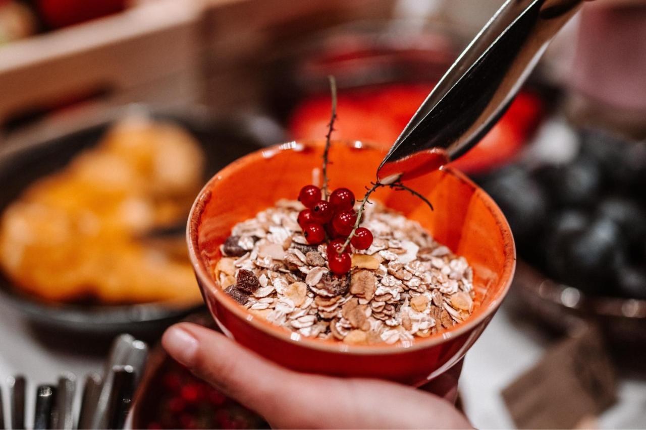 Sheraton Poznan Hotel Εξωτερικό φωτογραφία A bowl of oatmeal with red currants