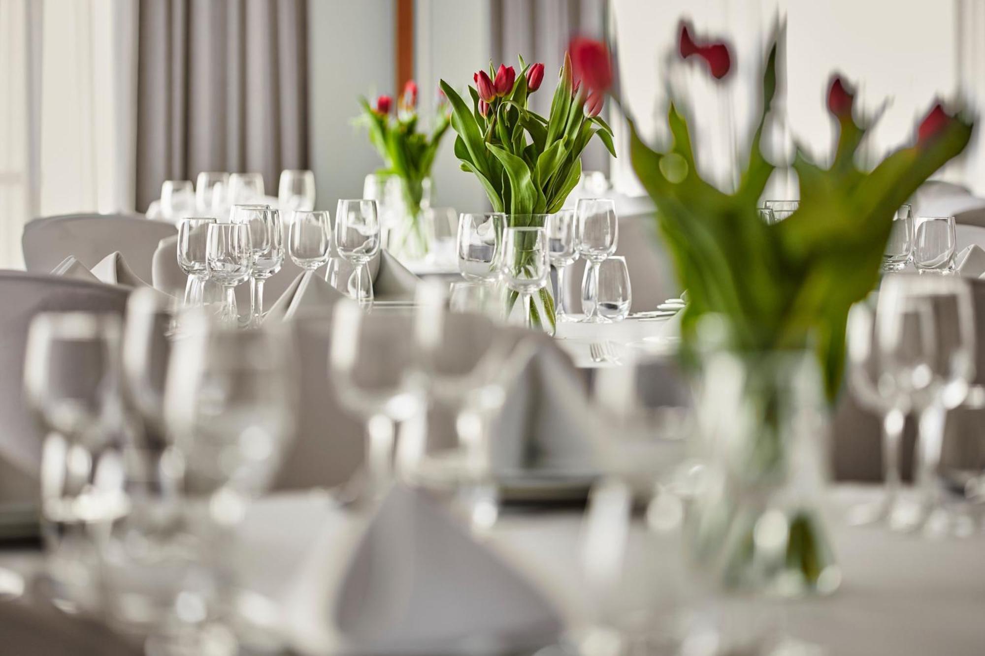 Sheraton Poznan Hotel Εξωτερικό φωτογραφία A table set for a formal dinner
