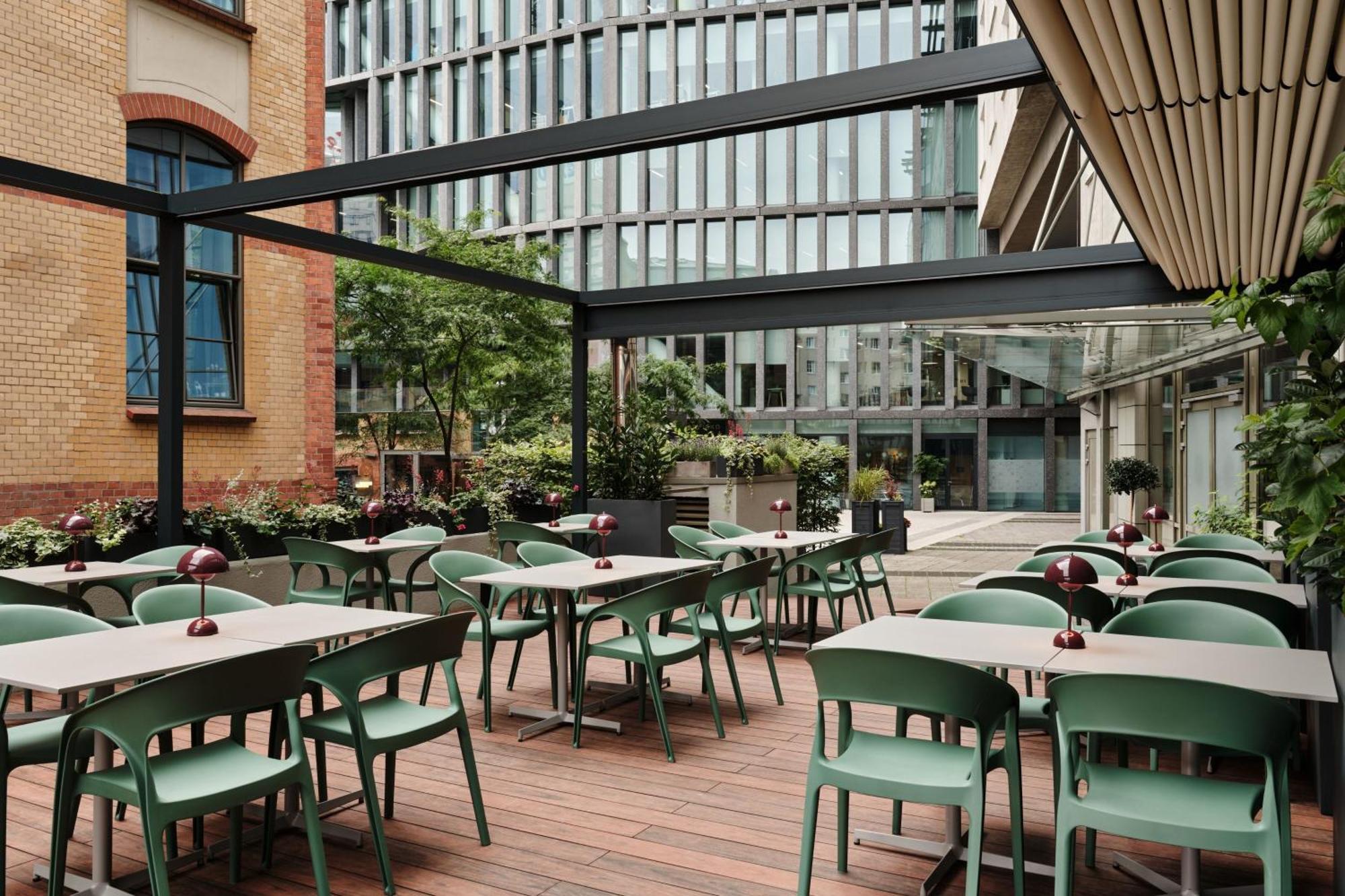 Sheraton Poznan Hotel Εξωτερικό φωτογραφία The courtyard at the London Business School