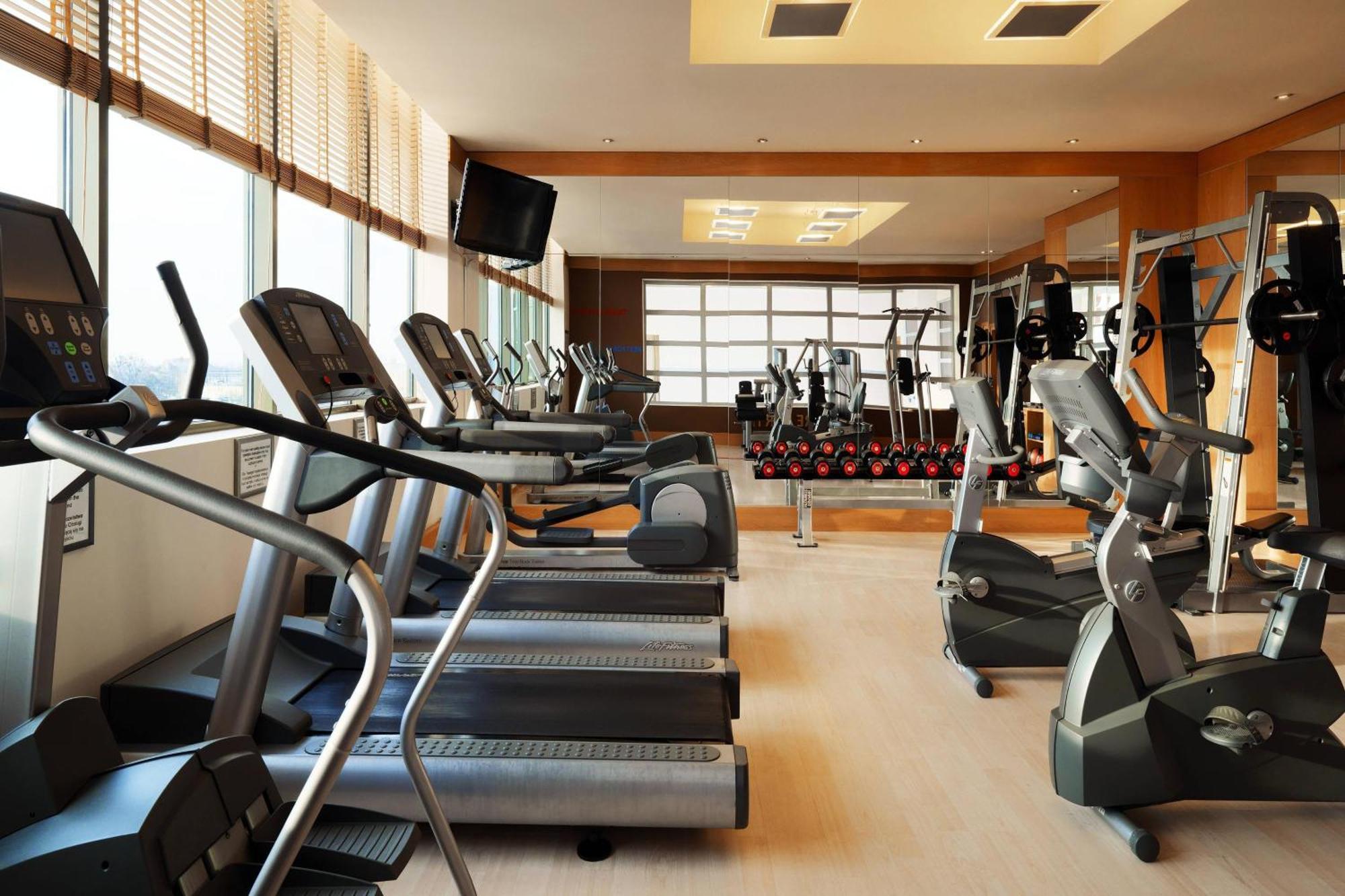 Sheraton Poznan Hotel Εξωτερικό φωτογραφία A gym at a hotel