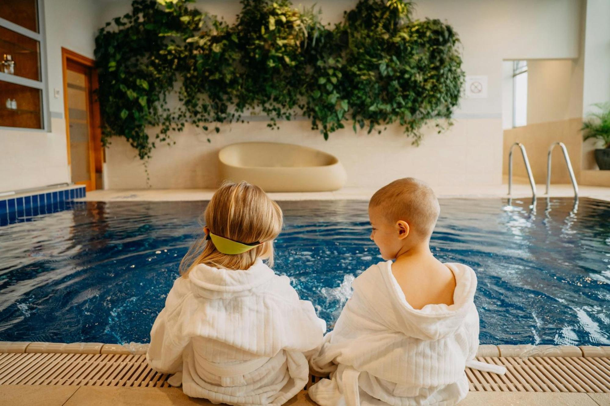 Sheraton Poznan Hotel Εξωτερικό φωτογραφία Children in bathrobes