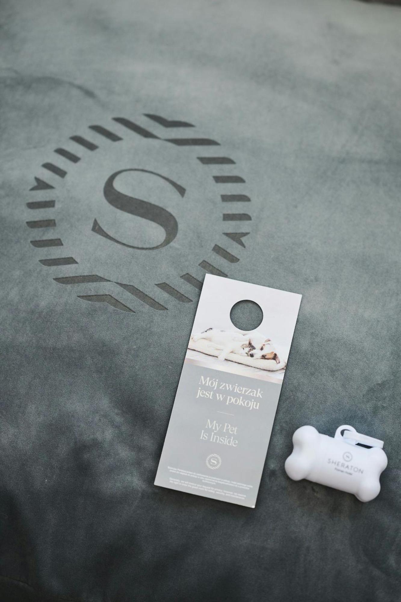 Sheraton Poznan Hotel Εξωτερικό φωτογραφία A door hanger