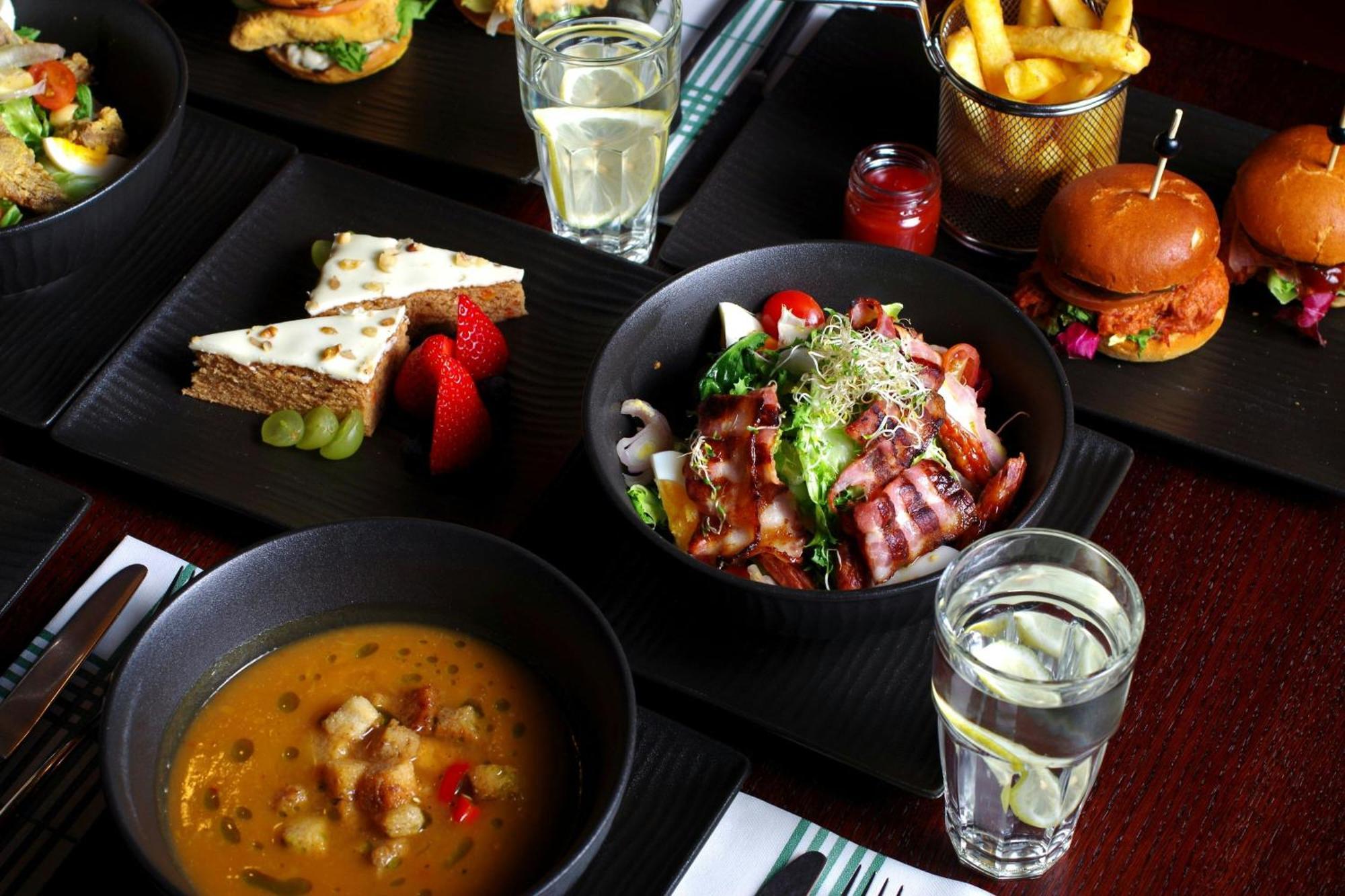 Sheraton Poznan Hotel Εξωτερικό φωτογραφία A selection of dishes at the restaurant